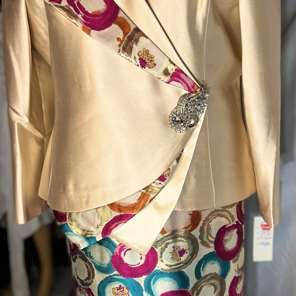 Silk 2pc Designer Suit size 20, Champagne/Multi color - beautiful brocade closur
